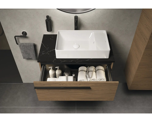 Meuble sous-lavabo avec tiroir ouvert, lavabo et accessoires dans la salle de bain