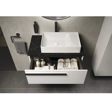 Lavabo de salle de bain avec élément de tiroir ouvert sur un plateau en marbre