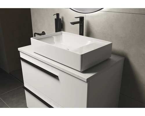 Salle de bain avec vasque à poser, meuble sous-vasque, robinetterie et distributeur de savon