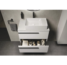 Salle de bains moderne avec meuble-lavabo blanc, lavabo et tiroir ouvert pour ranger les articles de toilette