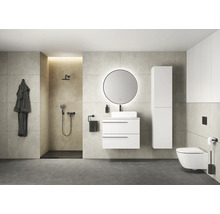 Salle de bain moderne avec douche, lavabo, miroir, toilettes et espace de rangement