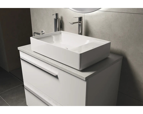Meuble-lavabo avec vasque à poser, robinetterie et distributeur dans la salle de bain