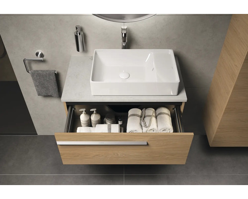 Meuble-lavabo de salle de bain avec tiroir ouvert, lavabo, robinet et serviettes