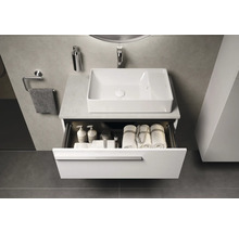 Salle de bains avec lavabo, meuble sous-lavabo avec tiroir, serviettes et accessoires de bain
