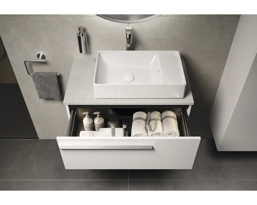 Salle de bains avec lavabo, meuble sous-lavabo avec tiroir, serviettes et accessoires de bain