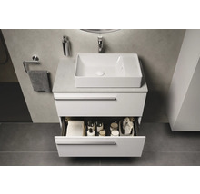 Salle de bains moderne avec lavabo, meuble sous-lavabo avec tiroir ouvert et accessoires de bain.