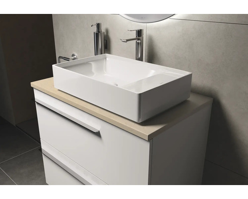 Salle de bains avec vasque à poser, meuble sous-vasque et robinetterie