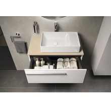 Salle de bains moderne avec meuble-lavabo blanc, tiroir ouvert et serviettes