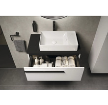 Lavabo de salle de bain avec élément de tiroir ouvert, serviettes et accessoires de salle de bain