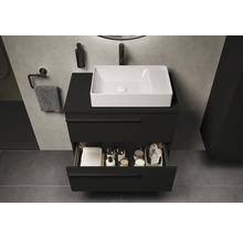 Meuble sous-lavabo avec tiroir ouvert, serviette et distributeur de savon dans la salle de bain