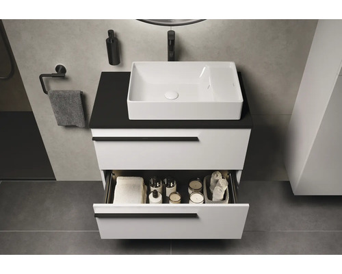 Meuble sous-lavabo avec tiroir ouvert, lavabo et accessoires de salle de bain