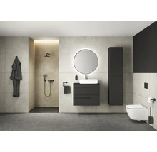 Salle de bain moderne avec douche, meuble-lavabo avec miroir, toilettes et carrelage gris