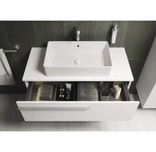 Salle de bains moderne avec lavabo à poser blanc sur meuble sous-vasque avec tiroir