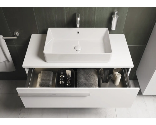 Salle de bains moderne avec lavabo à poser blanc sur meuble sous-vasque avec tiroir