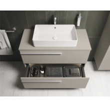 Salle de bains moderne avec lavabo et élément de tiroir ouvert