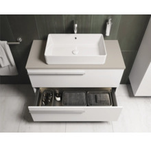 Meuble de salle de bains avec tiroir ouvert, lavabo à poser et accessoires de salle de bains pour l'aménagement de la salle de bains