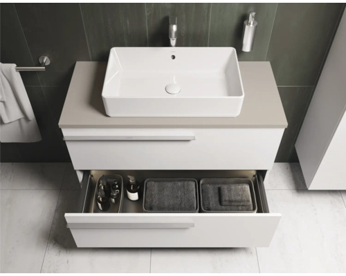 Meuble de salle de bains avec tiroir ouvert, lavabo à poser et accessoires de salle de bains pour l'aménagement de la salle de bains