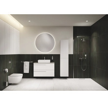 Salle de bains moderne avec toilettes, lavabo, miroir et douche