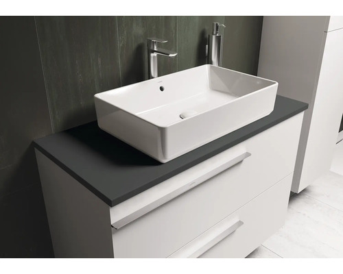 Meuble-lavabo avec lavabo à poser, robinetterie et distributeur de savon dans la salle de bain