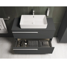 Salle de bain avec meuble sous-lavabo moderne, vasque à poser et tiroir ouvert