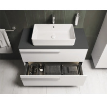 Salle de bains avec lavabo, meuble sous-lavabo avec tiroir et accessoires de bain