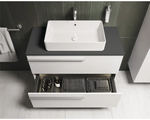 Salle de bains avec lavabo, meuble sous-lavabo avec tiroir et accessoires de bain