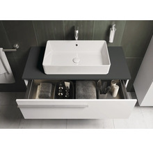 Salle de bain moderne avec vasque à poser et meuble à tiroirs ouvert