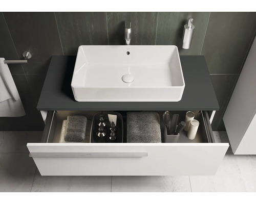 Salle de bain moderne avec vasque à poser et meuble à tiroirs ouvert