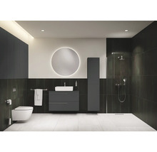 Salle de bain moderne avec WC, lavabo, armoire de toilette, armoire haute et douche