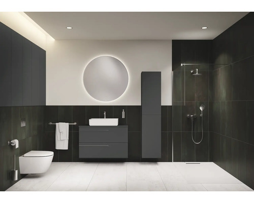 Salle de bain moderne avec WC, lavabo, armoire de toilette, armoire haute et douche
