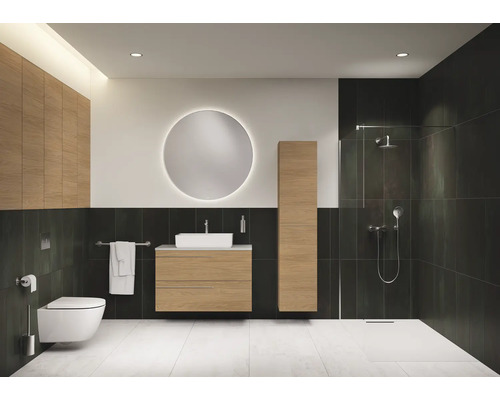 Salle de bain avec lavabo, miroir, toilettes et douche