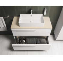 Salle de bains avec lavabo, meuble sous-vasque et tiroir ouvert pour ranger les accessoires de salle de bains.