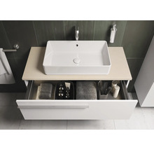 Salle de bains moderne avec lavabo à poser et élément de tiroir ouvert