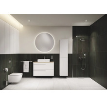 Salle de bains moderne avec toilettes, lavabo, miroir et douche