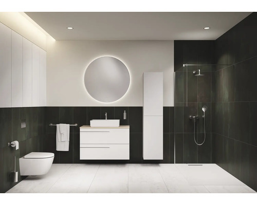 Salle de bains moderne avec toilettes, lavabo, miroir et douche