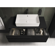 Meuble sous-lavabo avec tiroir ouvert et vasque à poser blanche