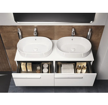 Salle de bains avec double vasque et meuble sous-vasque avec éléments coulissants