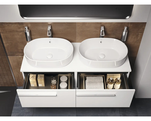 Salle de bains avec double vasque et meuble sous-vasque avec éléments coulissants