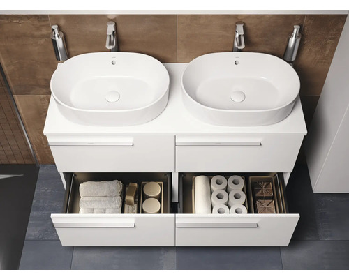 Meuble-lavabo double avec vasques blanches et meuble bas ouvert avec serviettes et papier toilette