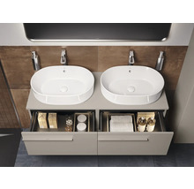 Double vasque avec meuble sous-vasque et tiroirs ouverts dans une salle de bain