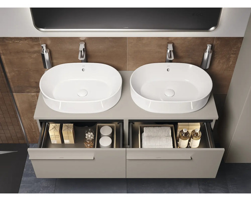 Double vasque avec meuble sous-vasque et tiroirs ouverts dans une salle de bain