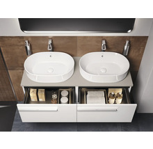 Meuble-lavabo double avec deux vasques et tiroirs ouverts dans une salle de bains moderne