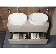 Meuble-lavabo double avec meuble bas et tiroirs ouverts présentant du papier toilette et des serviettes