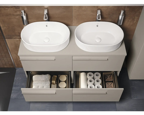 Meuble-lavabo double avec meuble bas et tiroirs ouverts présentant du papier toilette et des serviettes