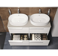 Double vasque avec meuble sous-vasque et tiroirs ouverts dans la salle de bains