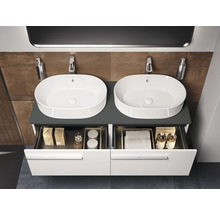 Salle de bains avec double vasque, meuble sous-vasque et tiroirs ouverts pour ranger les accessoires de salle de bains.