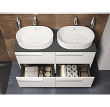 Meuble-lavabo double avec meuble bas et tiroirs ouverts, avec serviettes et papier toilette