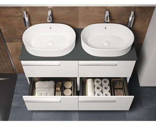 Meuble-lavabo double avec meuble bas et tiroirs ouverts, avec serviettes et papier toilette