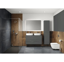 Salle de bains moderne avec douche, meuble double vasque, miroir, toilettes et meubles gris