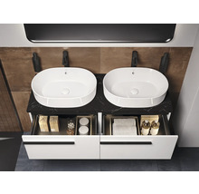 Salle de bains avec double vasque, plan de travail noir et meubles bas blancs